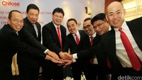 Komisaris Utama Chitose Internasional Marcus H Brotoatmodjo, Komisaris Marusaha Siregar, Direktur Utama Dedie Suherlan, Direktur Timatius J Paulus, Direktur Fadjar Swastyas, Direktur Independen Aan, dan Direktur Kazuhiko Aminaka menyatukan tangan usai Rapat Umum Pemegang Saham di Jakarta, Senin (18/4/2016).