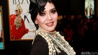 Penampilan Syahrini dengan kalung-kalung mutiaranya. Pool/Gus Mun/detikFoto.