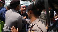 Sebagian pendemo yang menatasnamakan Front Pancasila tersebut kemudian bergeser ke arah Stasiun Gambir.