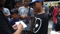 Darbotz melayani permintaan signature di zine pameran Sama Sama.
