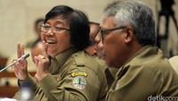Dari 17 pulau buatan di Teluk Jakarta, diketahui baru 4 yang memiliki izin Amdal. Namun yang digunakan adalah Amdal tunggal, sementara menurut KLH seharusnya menggunakan Amdal regional.
