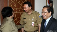 (Kiri ke kanan) Menteri LHK Siti Nurbaya, Gubernur DKI Basuki T Purnama, dan Menko Maritim Rizal Ramli berbincang sebelum rapat membahas reklamasi Teluk Jakarta.