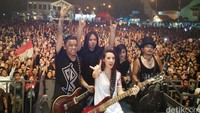 Sebelum meninggalkan panggung, Kikan, Cella, Raya, dan Okky menyempatkan untuk berfoto dengan latar belakang kerumunan penonton yang hadir.