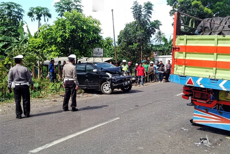  Kecelakaan  Beruntun di Cianjur Truk  Tronton Seruduk 4 