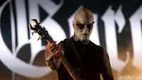 Riasan make-up putih dan hitam membuat Gorgoroth tampak sangar.