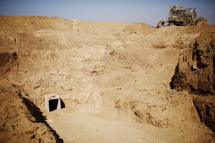 An entrance to a tunnel exposed by the Israeli military is seen near Kibbutz Ein Hashlosha, just outside the southern Gaza Strip in this October 13, 2013 file photo.  REUTERS/Amir Cohen/Files