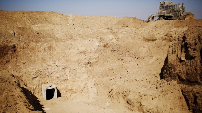 An entrance to a tunnel exposed by the Israeli military is seen near Kibbutz Ein Hashlosha, just outside the southern Gaza Strip in this October 13, 2013 file photo.  REUTERS/Amir Cohen/Files
