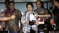 Merry Hotma keluar gedung KPK usai menjalani pemeriksaan, Senin (18/4/2016).