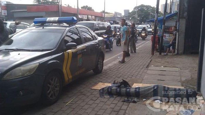 Jasad Nenek Tunawisma Tergeletak di Trotoar Jalan Raya Bogor