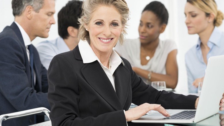 Ilustrasi Pekerja Wanita Matang Mature Businesswoman Using Laptop