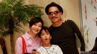 Indra bersama istri, Noella Adrianty dan dua anaknya, Arkananta Putra Birowo dan Mahija Shafiq Birowo. Pool/Gus Mun/detikFoto.
