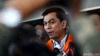 Sanusi memberikan keterangan.