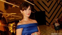 Luncurkan buku berjudul The Little Thoughts Book of Baby Shower, ia tampak elegan dibalut dress biru dan pump shoes nude. Pool/Gus Mun/detikFoto.