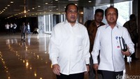 Mendes PDT Marwan Jafar (kiri) didampingi Sekjen Kemendes PDT Anwar Sanusi (kanan) tiba di gedung DPR, Jakarta, Senin (18/4/2018).