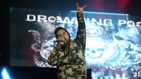 Jasen Moreno dari Drowning Pool langsung mengajak metalhead untuk membentuk moshpit.