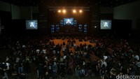 Para metalhead yang menunggu penampilan Edane.