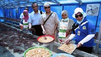Rektor Universitas Darma Persada Dadang Solihin bersama anggota Koperasi Cottoni menunjukkan produk olahan yang mengandalkan Seaweed Solar Driyer.
