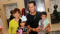 Nirina bersama Ernest dan dua anaknya, Zivara Ruciragati Sharief dan Elzo Jaydo Anvaya. Pool/Gus Mun/detikFoto.