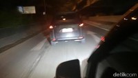 Rudy pun semakin penasaran, dan memutuskan untuk mengabadikannya.