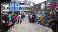 Di hari pembukaan, sejak pukul 10.00 pagi, pecinta street art sudah memenuhi halaman Garduhouse Art Space. Mayoritas yang datang adalah remaja dan anak-anak.