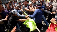 Unjukrasa menolak Simposium Tragedi 1965 di Tugu Tani Jakarta dibubarkan polisi, Senin (18//4/2016).