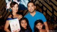 Tak sendiri, artis 36 tahun itu juga didampingi suami dan dua putrinya. Pool/Gus Mun/detikFoto.