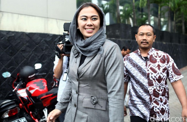 Karawang punya pemimpin wanita yang selalu tampil modis dan cantik. Ibu Bupati Cellica Nurrachdiana ini juga memiliki usia yang masih muda yaitu 37 tahun. Foto: Grandyos Zafna