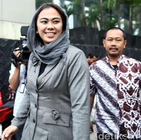 Karawang punya pemimpin wanita yang selalu tampil modis dan cantik. Ibu Bupati Cellica Nurrachdiana ini juga memiliki usia yang masih muda yaitu 37 tahun. Foto: Grandyos Zafna