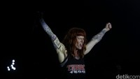 Walls of Jericho tampil penuh semangat dengan membawakan lagu seperti American Dreams.