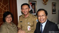 (Kiri ke kanan) Menteri LHK Siti Nurbaya, Gubernur DKI Basuki T Purnama, dan Menko Maritim Rizal Ramli menyatukan tangan saat rapat bersama membahas reklamasi Teluk Jakarta di Kantor Kemenko Polhukam, Jakarta Pusat.