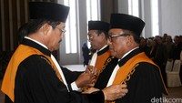 Ketua Mahkamah Agung (MA) Hatta Ali melantik Ketua Kamar/Ketua Muda MA Perdata, Soltoni Mohdally dan Ketua Kamar/Ketua Muda MA Tata Usaha Negara (TUN) Supandi.