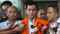 Sanusi keluar gedung KPK usai menjalani pemeriksaan.