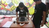 Selain dimeriahkan oleh musik Problem Boys Record, hari pembukaannya juga diisi live print oleh Grafis Huru Hara.
