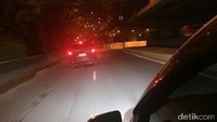 Anehnya, pengendara mobil ini seolah ketakutan dan memilih untuk kabur, kata Rudy.