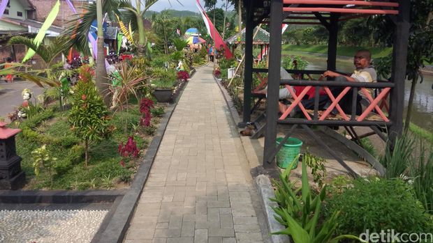 Di Malang, Bantaran Sungai Terbengkalai Diubah Jadi Taman Cantik Seperti Ini