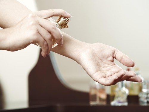 Rekomendasi 5 Parfum Floral Fruity dengan Aroma Manis dan Feminin