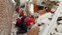 Menurut penghitungan terbaru pemerintah Ekuador pada Minggu (17/4) malam, jumlah korban tewas kini mencapai 262 orang dan korban luka-luka mencapai sekitar 2.500 orang. REUTERS/Guillermo Granja.