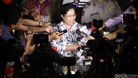 Merry Hotma memberikan keterangan sebelum meninggalkan gedung KPK.