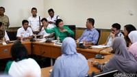 Ratna Sarumpaet menjelaskan maksud kedatangannya kepada Ketua DPR DKI Prasetio Edi Marsudi.