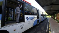 Petugas melakukan pengecekan Bus baru TransJakarta di halaman kantor Transjakarta, Jakarta, Senin (18/04/2016).