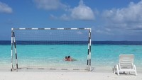 Sepasang wisatawan menikmati suasana pantai yang tenang di Adaaran. Ada gawang tepat di tepi laut, main bola di sini pasti seru (Iie Rahayu/detikTravel)