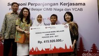 Direktur Bank CIMB Niaga, Vera Handajani bersama CEO dan Founder YCAB Foundation, Veronica Colondam dan Budiman Poedjirahardjo, Head of Corporate Secretary PT Bank CIMB Niaga secara simbolis memberikan donasi progam Mobil Belajar CIMB Niaga periode 2016-2017 senilai Rp 415.920.000.