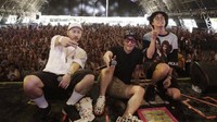 Epik High tak lupa untuk foto bareng penonton yang hadir. (Twitter/Coachella)
