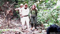 Diceritakan bahwa boss kekeuh mengajak karyawannya masuk ke dalam hutan tapi mereka justru menghadapi jalan buntu dan tersesat.