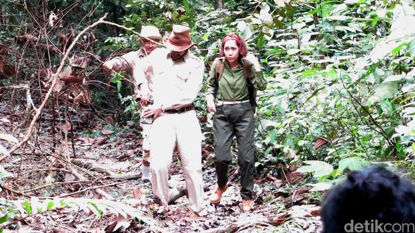 Mengintip Proses Syuting Reza Rahadian dan BCL di Hutan Malaysia Mengintip Proses Syuting Reza Rahadian dan BCL di Hutan Malaysia