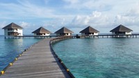 Di pulau ini berdiri resor Adaaran Club Ranalhi. Ciri khasnya adalah bungalow mewah yang terapung di atas laut (Iie Rahayu/detikTravel)