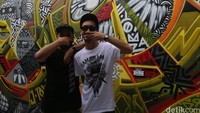 Darbotz mengatakan project-nya sekarang bukan sebuah pameran solo tapi kolaborasi bareng 22 seniman grafiti lain. Project-nya pun berjudul Sama Sama yang mengkritisi fenomena tiban-meniban grafiti di jalanan.
