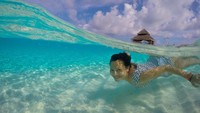 Berenang di beningnya laut Pulau Adaaran, seru banget! Siapkan kamera terbaikmu untuk hasil yang maksimal (Endi Hamid/dTraveler)
