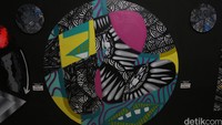 Karakter monster ala Darbotz yang berwarna hitam-putih berkolaborasi dengan Stereoflow yang syarat dengan warna-warna pop art.