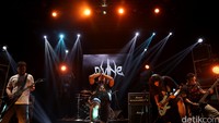 Band bentukan Ucok Tampubolon, Divine.